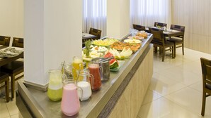 Una mesa de buffet con diversos alimentos y bebidas.