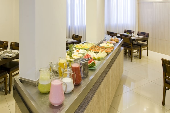 Petit déjeuner, déjeuner et dîner servis sur place