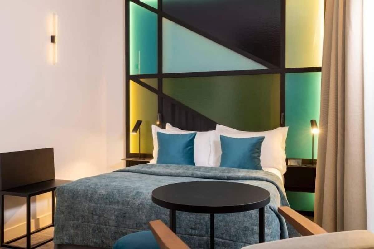 Premium bedding, in-room safe, blackout curtains, soundproofing