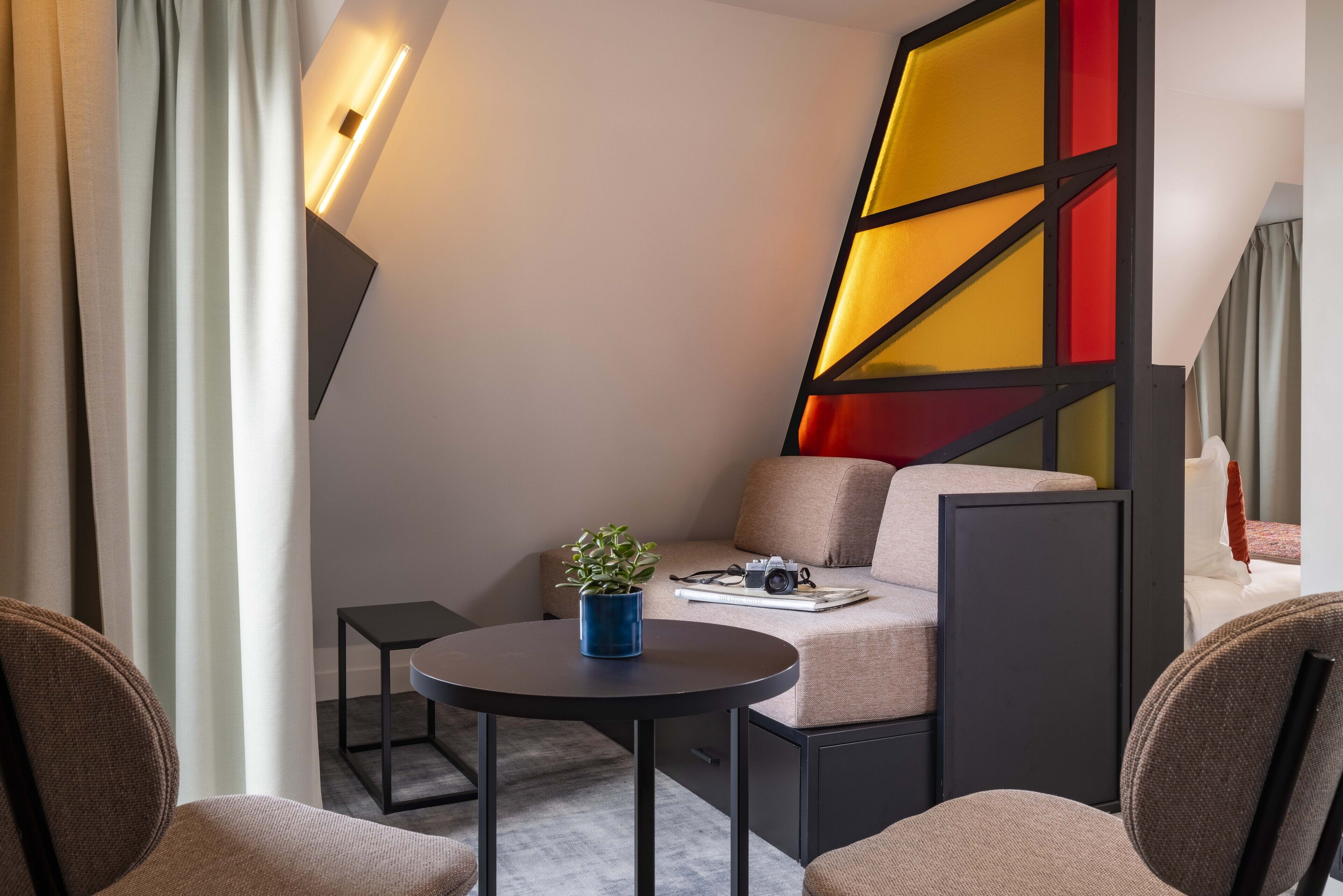 junior room (tour eiffel) | living area | flat-screen tv