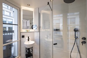Premium Room, Balcony | Bathroom | Combined shower/tub, free toiletries, hair dryer, towels - Le 12 Hotel (Paris)