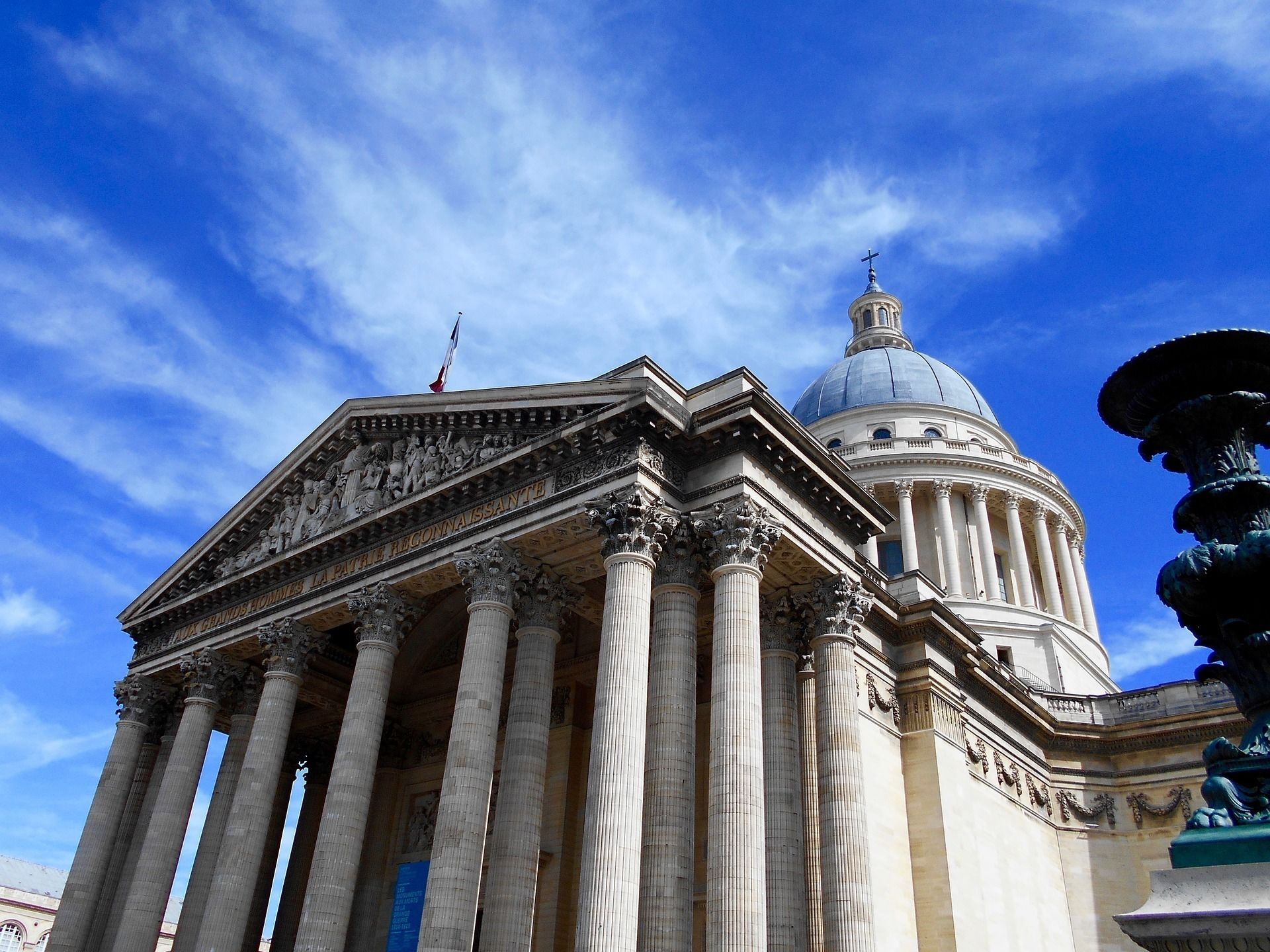 Un bâtiment de style classique, doté de grandes colonnes et d’un dôme.