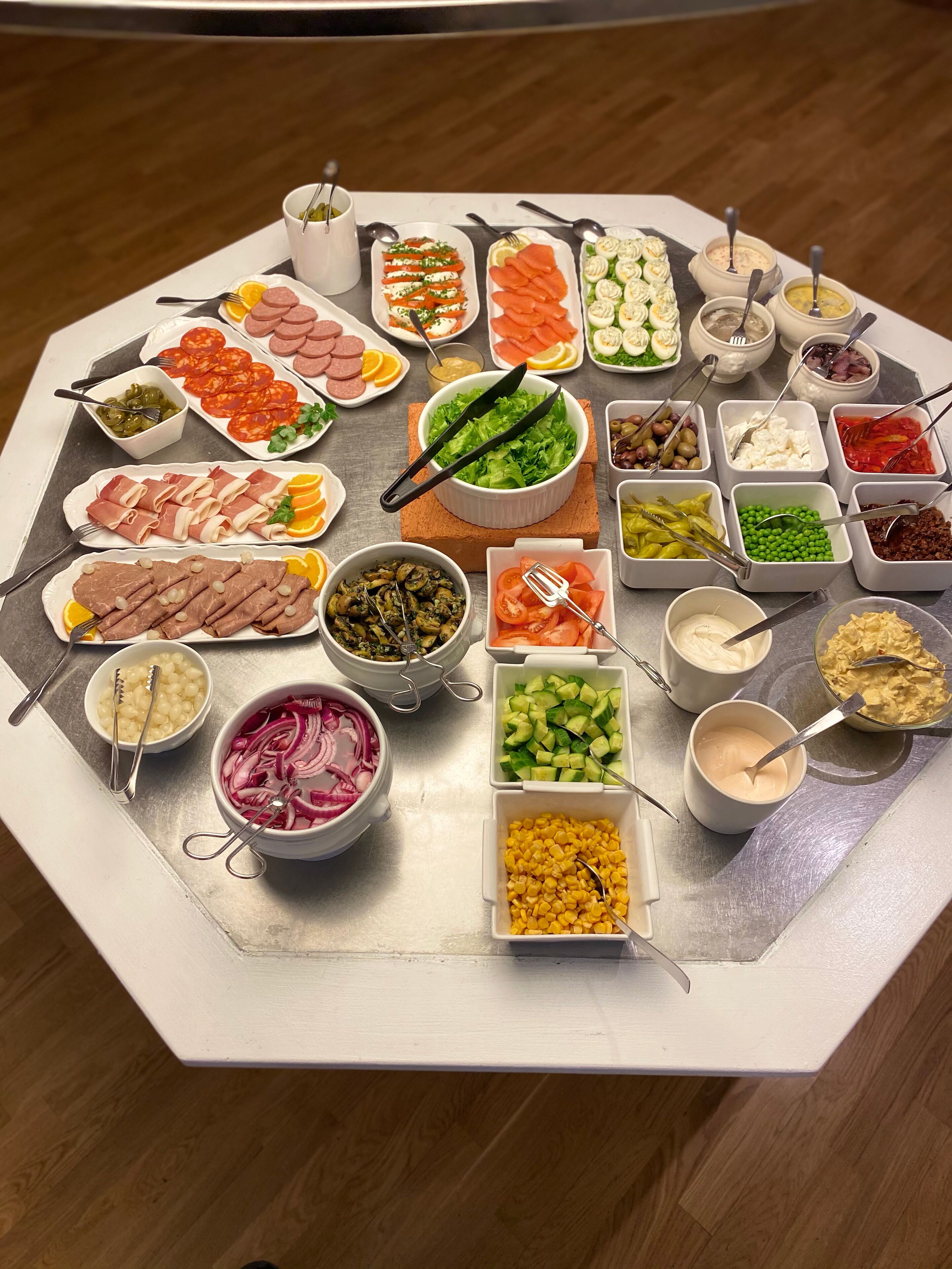 Een buffet met diverse gerechten en toevoegingen.