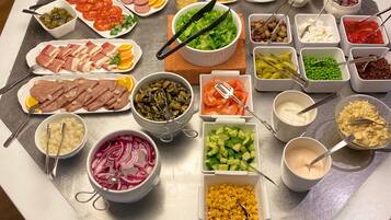 Een buffet met diverse gerechten en toevoegingen.