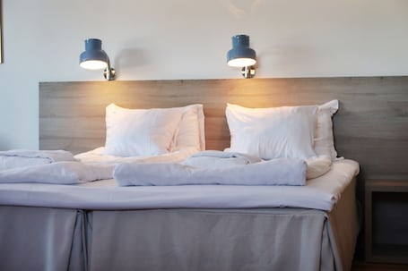 Escritorio, sistema de insonorización y tabla de planchar con plancha . Hotell Roslagen