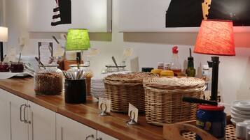 Un aparador amb diferents aliments i condiments.