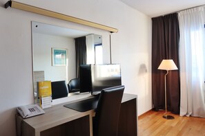 Schreibtisch, schallisolierte Zimmer, Bügeleisen/Bügelbrett, Babybetten