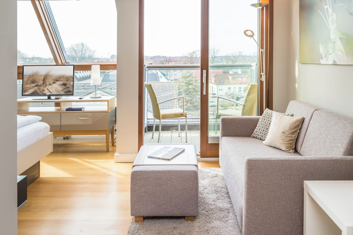 Superior Double Room, City View | Living area | 32-inch LCD TV with cable channels