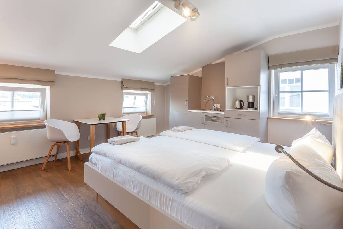 classic double room | in-room safe, individually furnished, free wifi, bed sheets