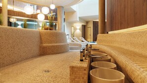 Un moderno espacio de spa con asientos, un mostrador de recepción y un espejo grande.