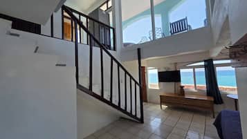 Suite ejecutiva, vistas al mar (1 King Bed and 2 Double Beds) | 1 dormitorio, ropa de cama de alta calidad, colchones Tempur-Pedic