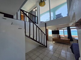 Suite ejecutiva, vistas al mar (1 King Bed and 2 Double Beds) | Ropa de cama de alta calidad, colchones Tempur-Pedic, caja fuerte