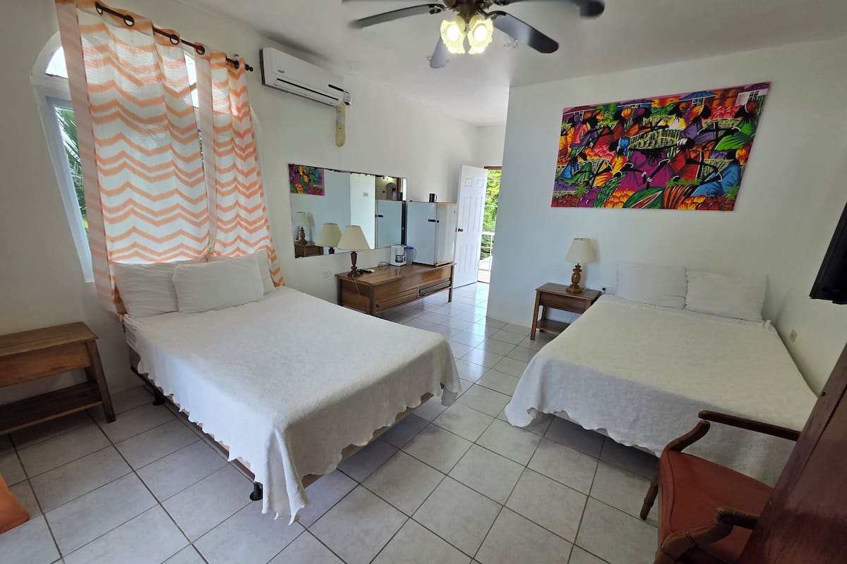 Kamar Deluks, 2 Tempat Tidur Double, pemandangan laut | 1 kamar tidur, seprai premium, tempat tidur Tempur-Pendic, dan brankas