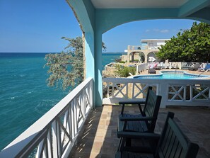 Suite ejecutiva, vista al mar (1 King Bed and 2 Double Beds) | Balcón