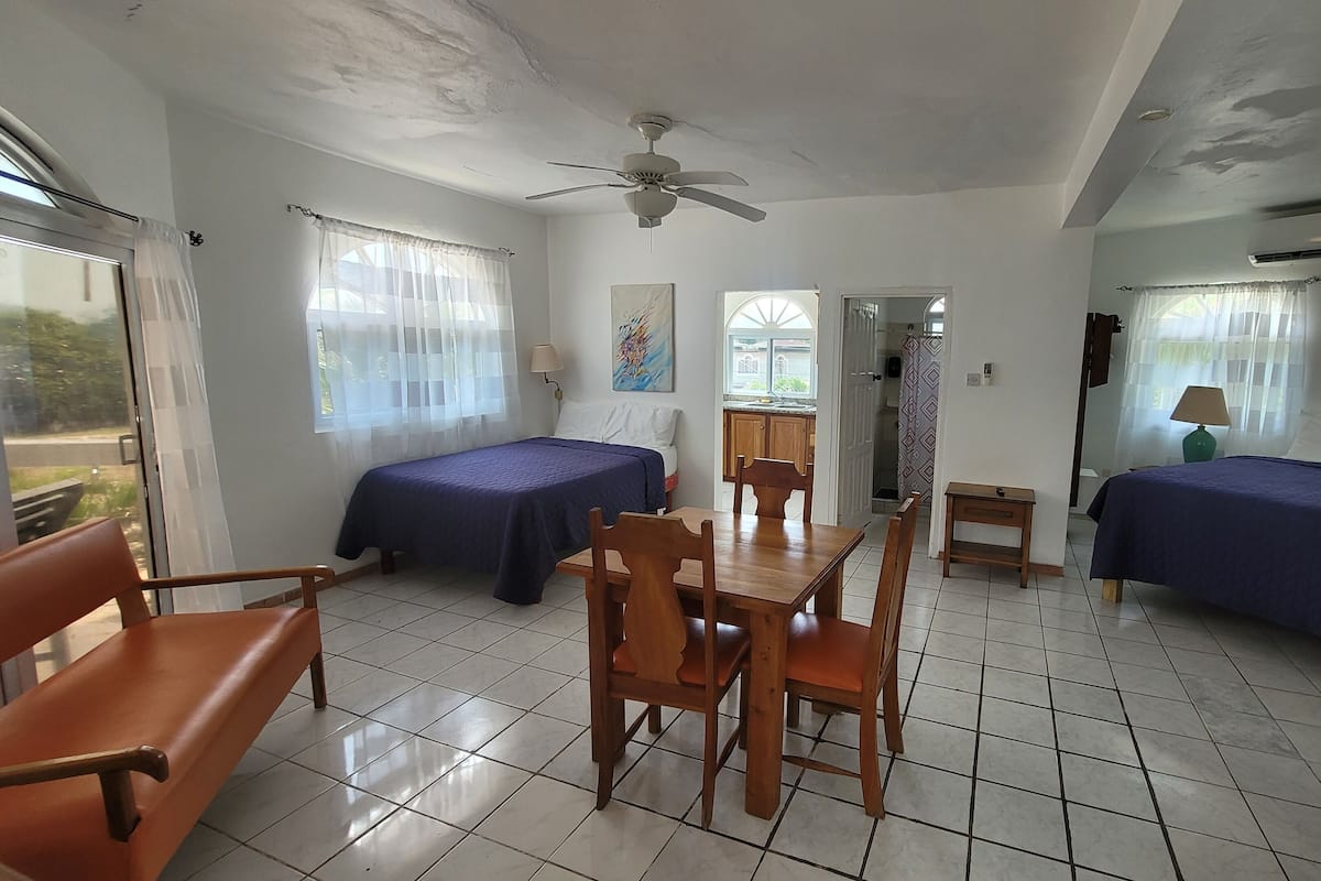 Suite, pemandangan laut | 1 kamar tidur, seprai premium, tempat tidur Tempur-Pendic, dan brankas