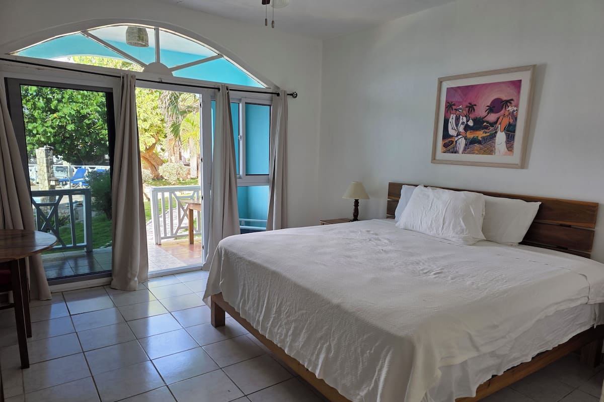 Kamar Deluks, pemandangan laut | 1 kamar tidur, seprai premium, tempat tidur Tempur-Pendic, dan brankas