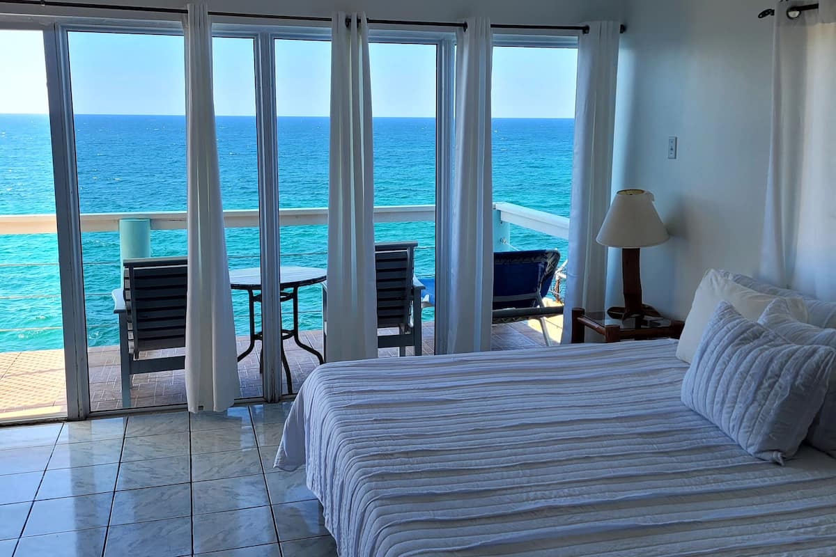 Suite, pemandangan laut (Cliffedge Suite - Upper Level) | 1 kamar tidur, seprai premium, tempat tidur Tempur-Pendic, dan brankas
