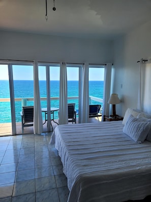 Suite, vista al mar (Cliffedge Suite - Upper Level) | Ropa de cama de alta calidad y camas Tempur-Pedic