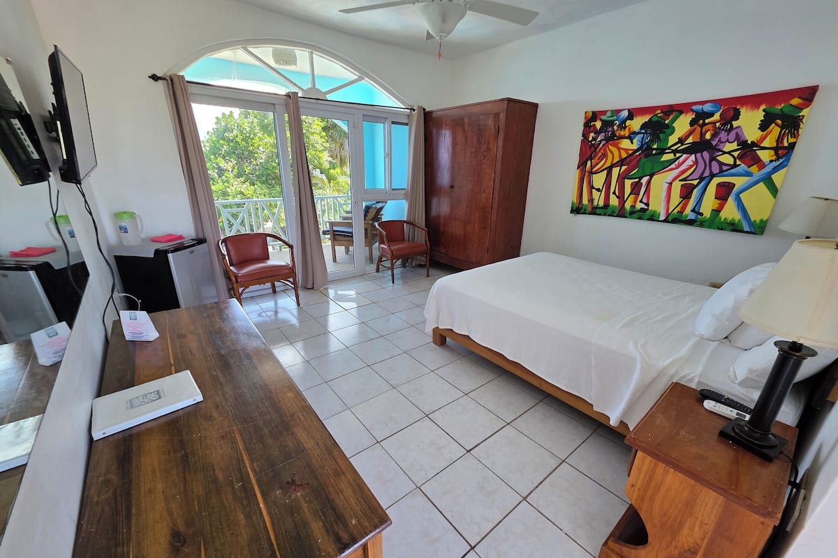 Kamar Deluks, pemandangan laut | 1 kamar tidur, seprai premium, tempat tidur Tempur-Pendic, dan brankas