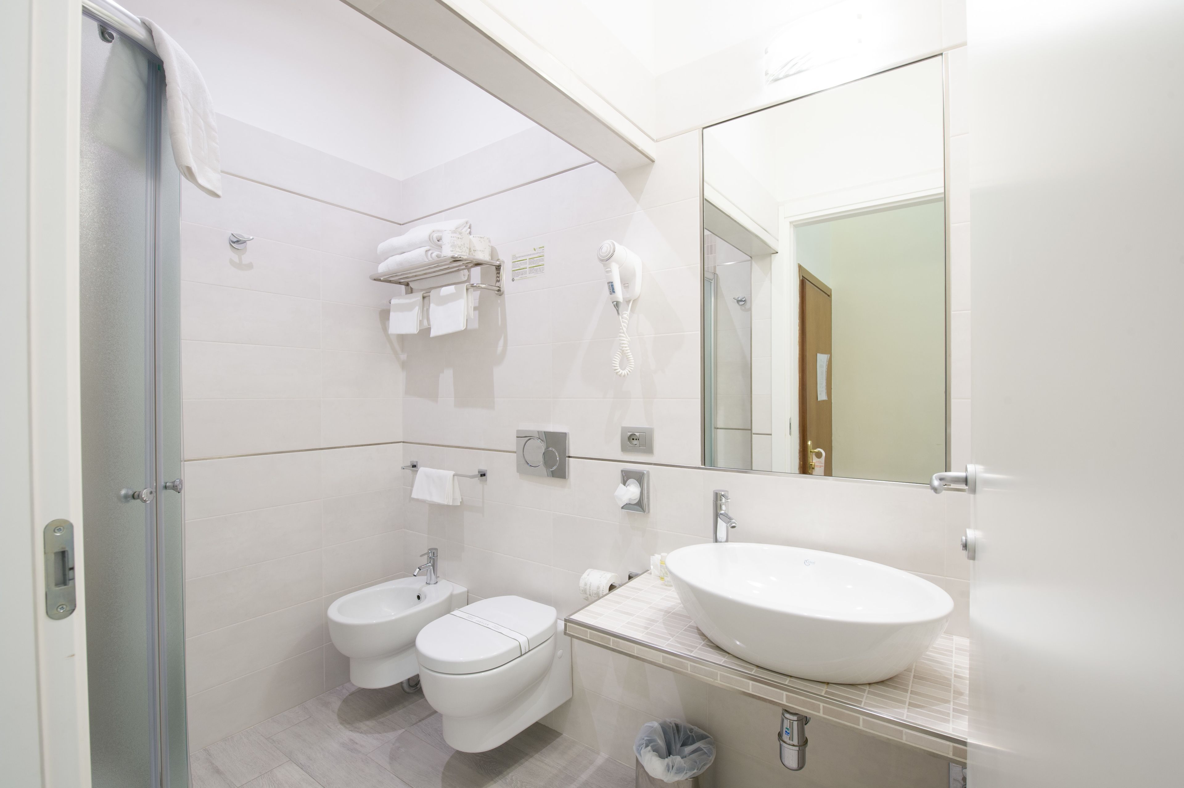 triple room | bathroom | free toiletries, hair dryer, bidet, towels