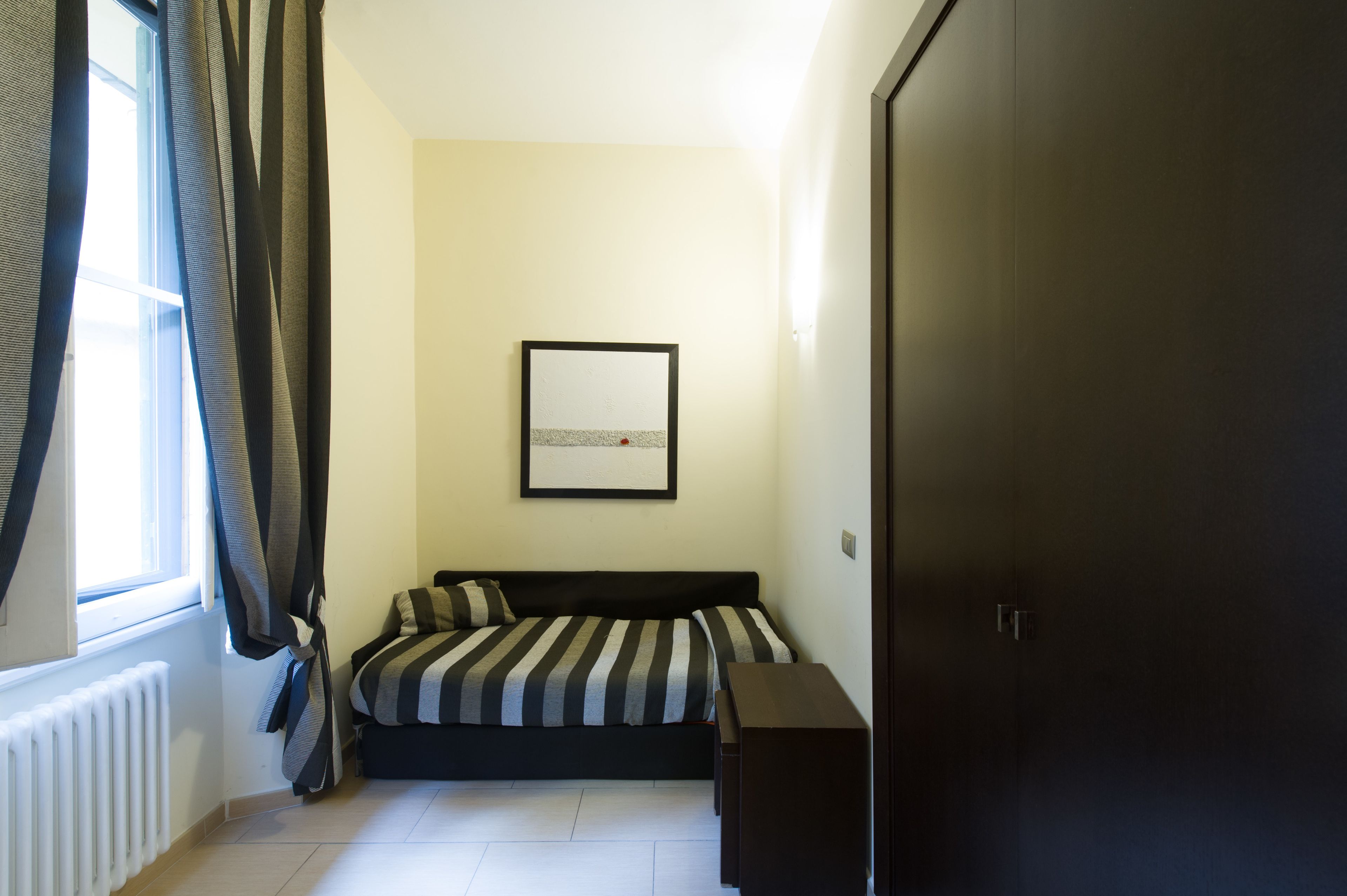 triple room | living area | tv