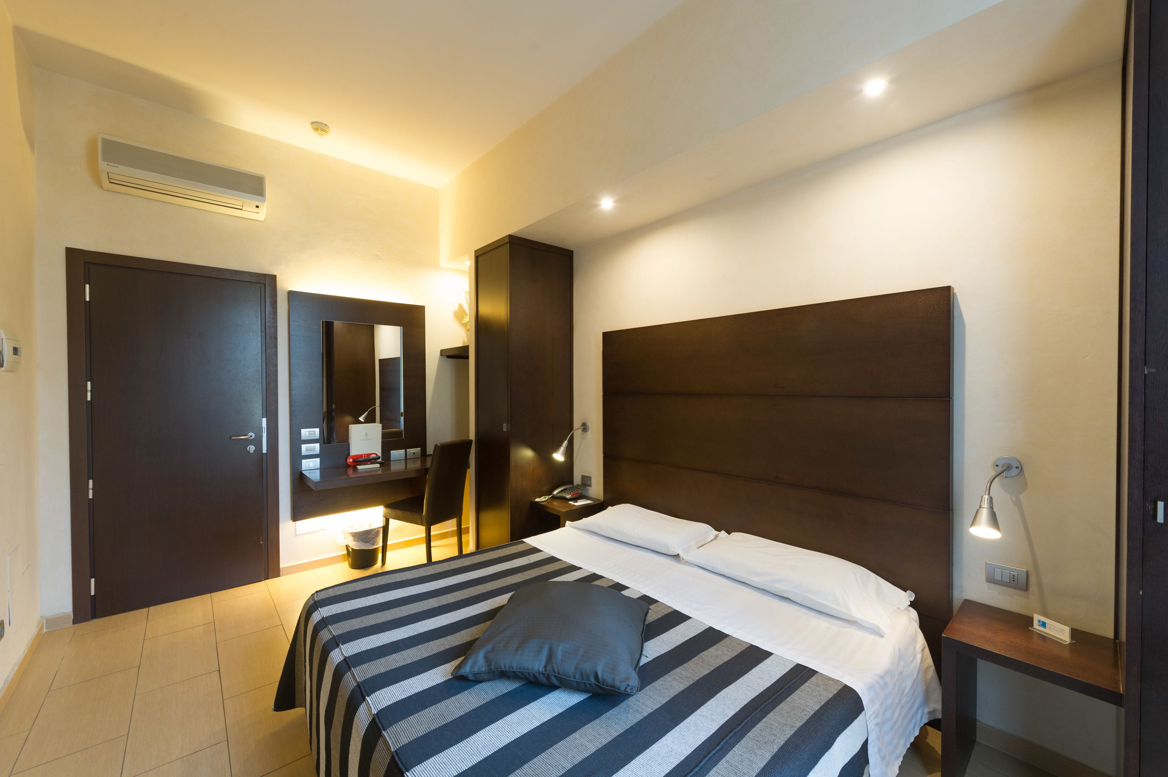 standard double or twin room | premium bedding, minibar, in-room safe, desk