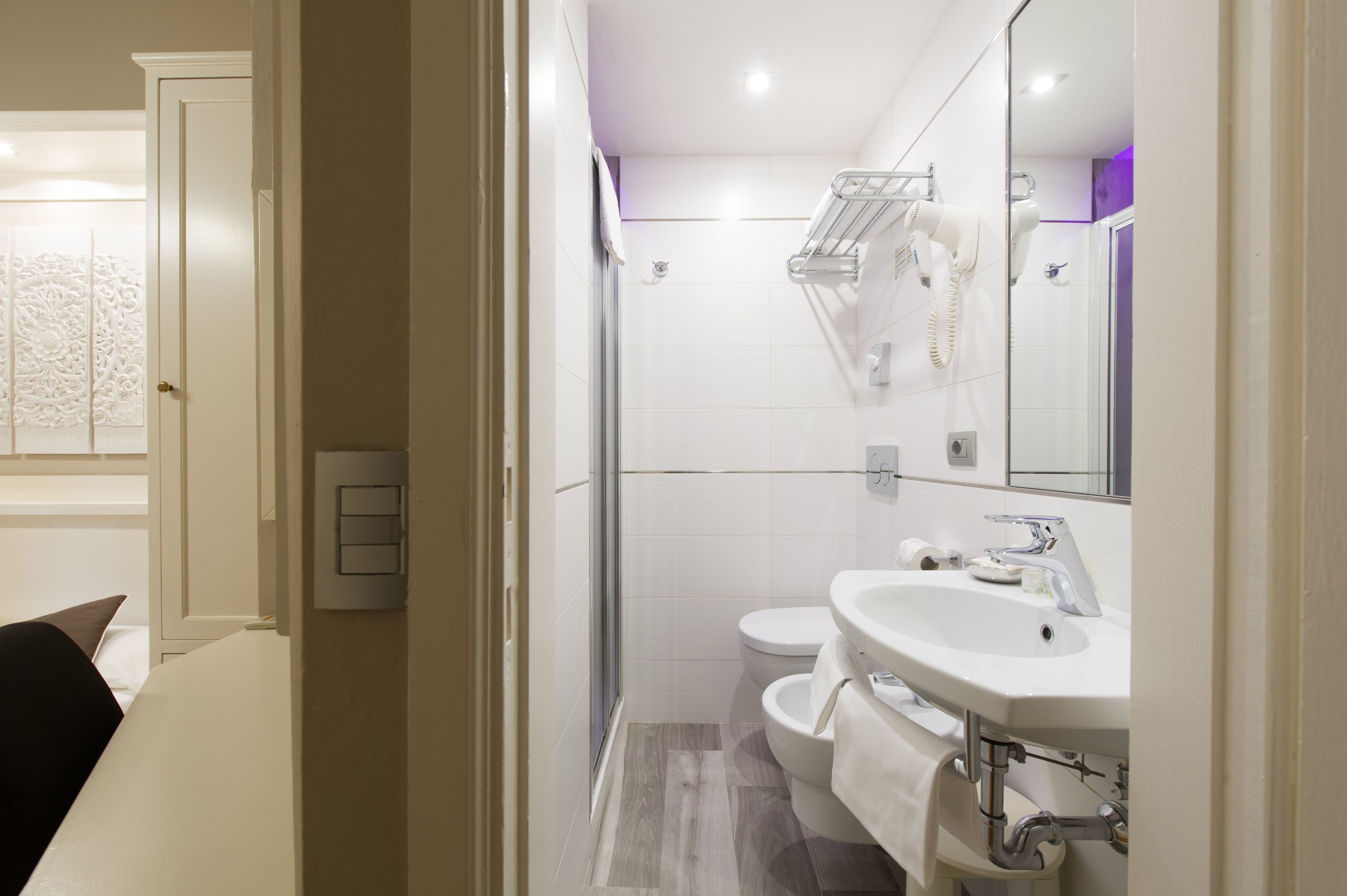 standard single room | bathroom | free toiletries, hair dryer, bidet, towels