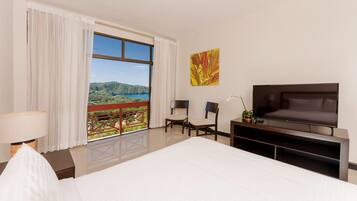 DeluxeOcean View Villa | Sengetøy av topp kvalitet, safe på rommet og skrivebord