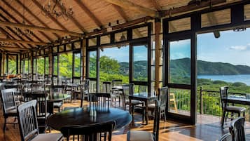 Se sirven desayunos y almuerzos; cocina internacional; con vista al mar