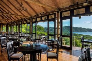 朝食、ランチ、ディナーに営業 (多国籍料理、オーシャン ビュー)