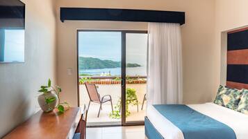Deluxe Room, 2 Queen Beds, Ocean View | Premium-sengetøj, pengeskab på værelset, skrivebord