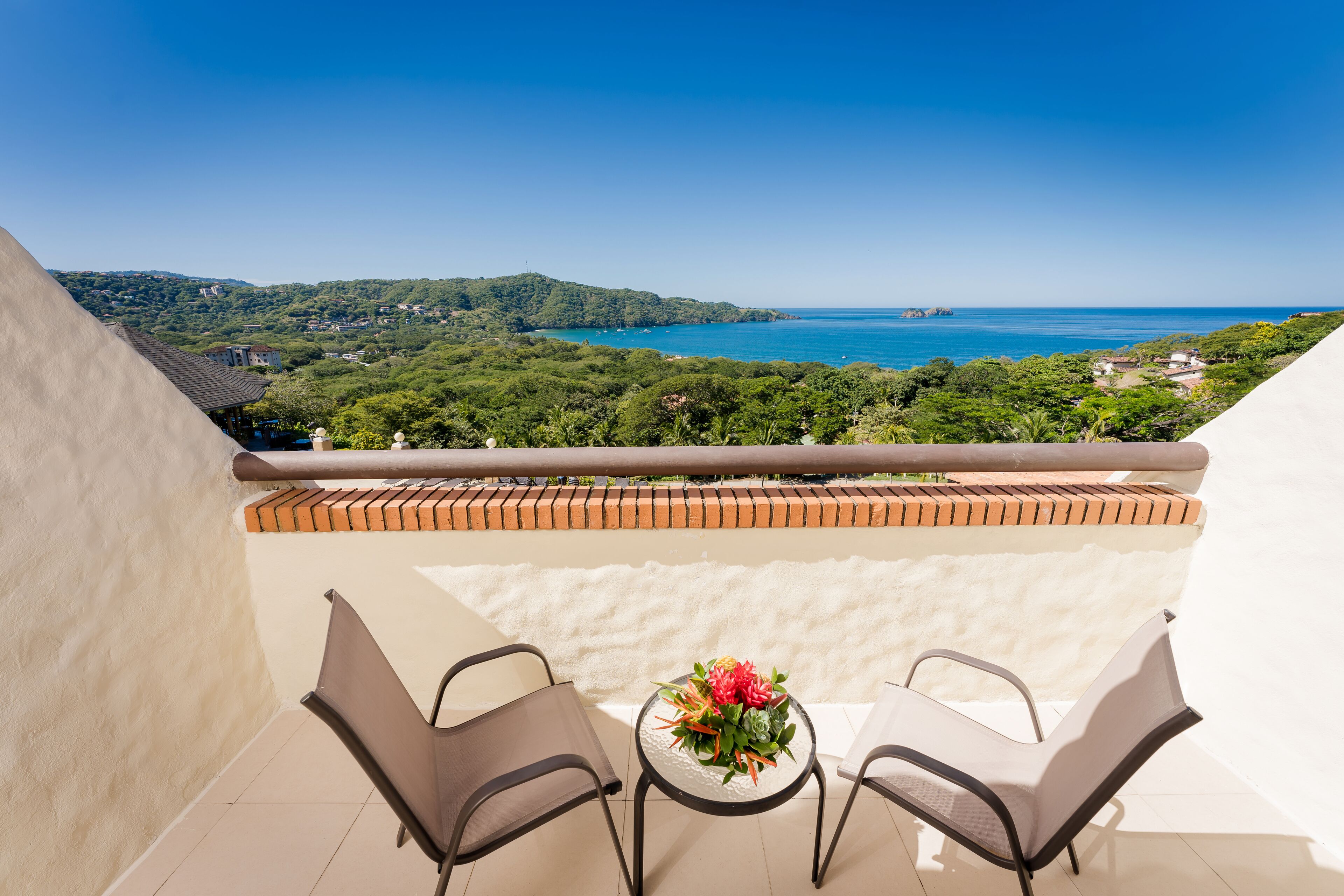 Deluxe Room, 2 Queen Beds, Ocean View | Bad | Dusj, regndusjhode, toalettartikler (inkludert) og hårføner