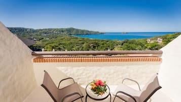 Deluxe Room, 2 Queen Beds, Ocean View | Bad | Dusj, regndusjhode, toalettartikler (inkludert) og hårføner