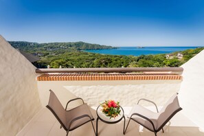 Deluxe Room, 2 Queen Beds, Ocean View | Banheiro | Chuveiro, chuveiro com efeito de chuva, produtos de toalete grátis 