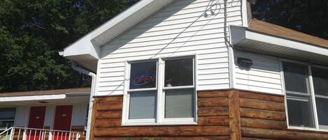 Boendets fasad - kväll/natt