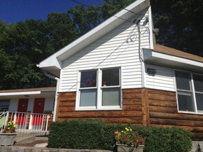 Front of property - evening/night - Robin Hood Motel (Ballston Spa)