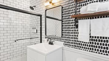 Combined shower/tub, free toiletries, hair dryer, towels