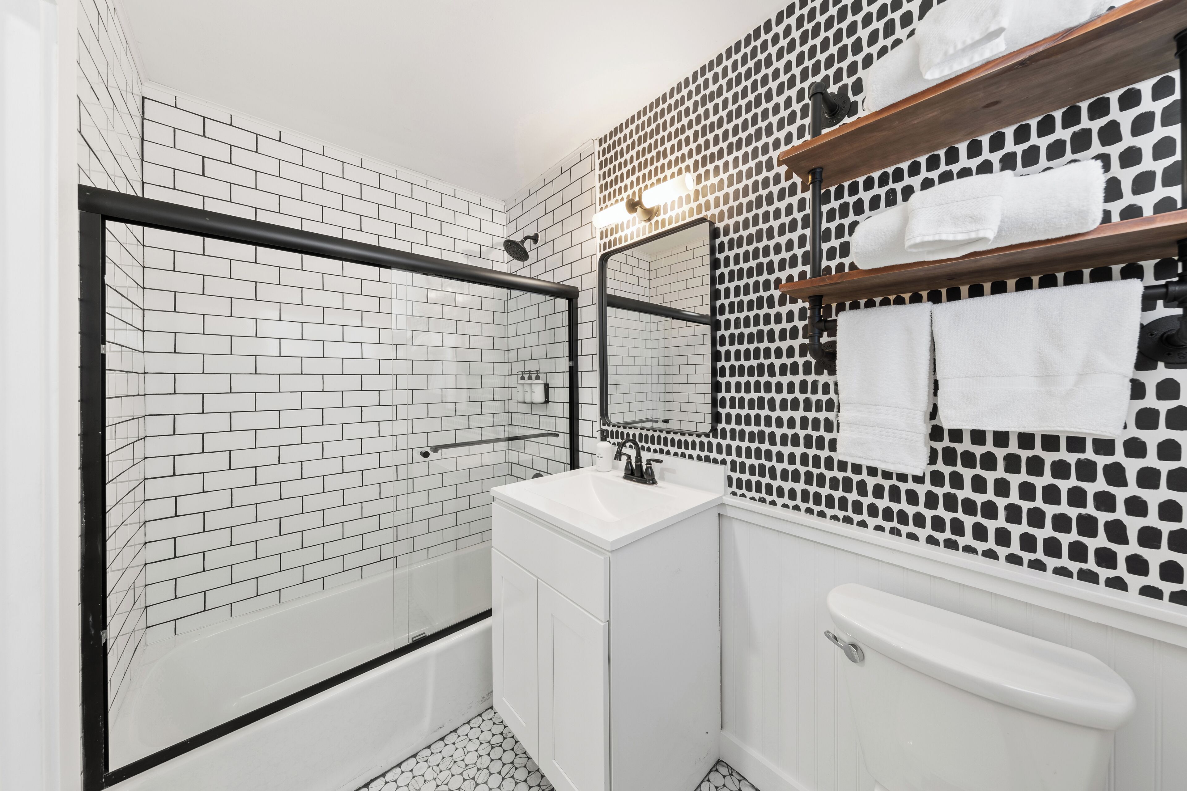 淋浴/盆浴组合、免费洗浴用品、吹风机、毛巾