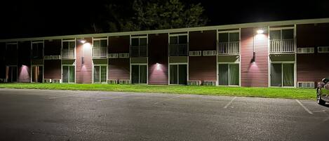Un motel de varios pisos, cada uno con balcones y unidades de aire acondicionado.