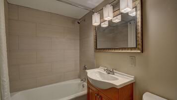 Quarto standard, 2 camas Queen, geladeira e micro-ondas | Banheiro | Chuveiro/banheira combinados, produtos de toalete grátis