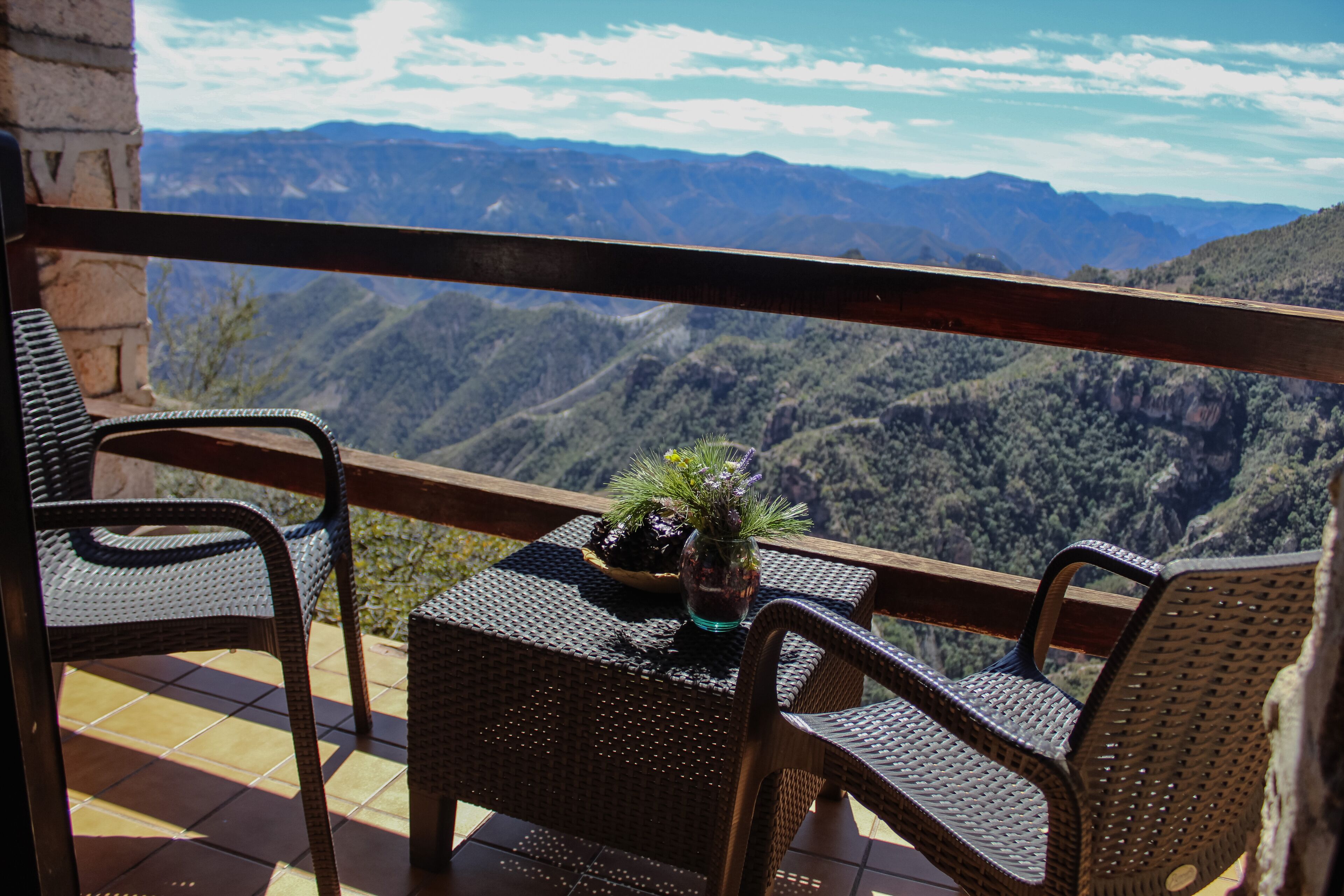 Habitación Premium, balcón | Escritorio y ropa de cama 