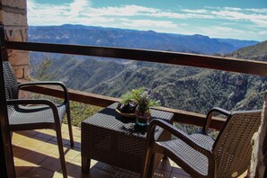 Escritorio y ropa de cama 