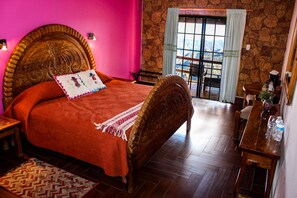 Rom – premium, balkong | Skrivebord og sengetøy