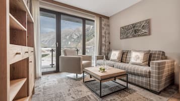 Junior Suite, 1 Queen Bed, Courtyard View | View from room