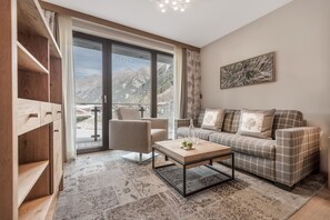 Junior Suite, 1 Queen Bed, Courtyard View | View from room