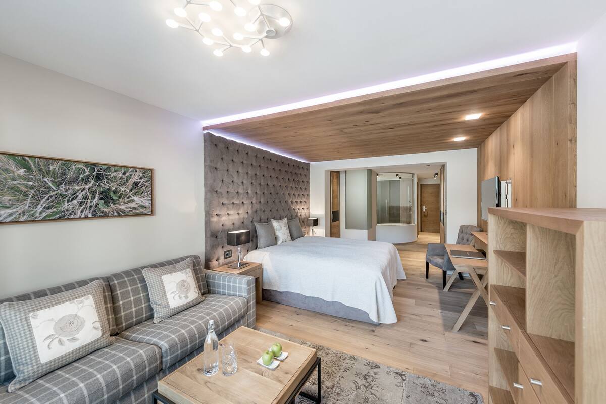Phòng Suite Junior, 1 giường cỡ queen, quang cảnh sân vườn | Bộ đồ giường cao cấp, minibar, két bảo mật tại phòng 