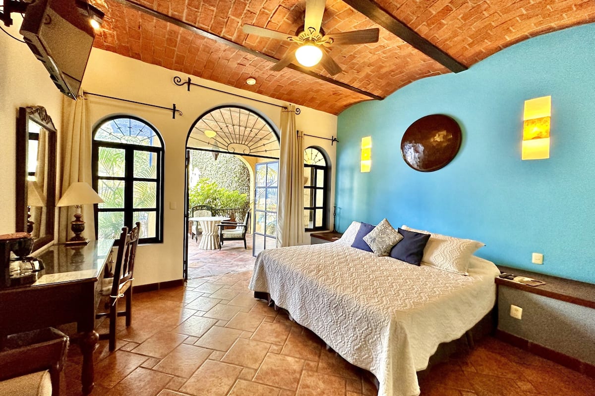 junior room, 1 king bed, refrigerator | individually decorated, individually furnished, desk, blackout curtains