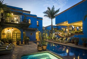 2 piscinas externas, espreguiçadeiras