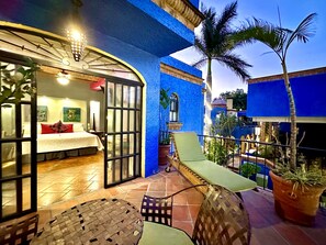 小型客房, 1 张特大床, 冰箱 | 特色装修、特色家居、办公桌、遮光窗帘