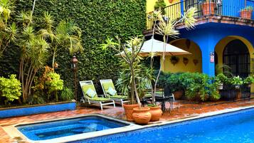 2 outdoor pools, pool loungers